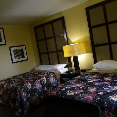 Relax Inn Watertown Bagian luar foto