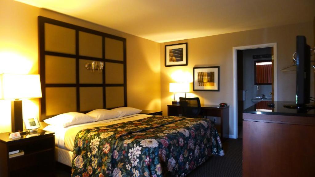 Relax Inn Watertown Bagian luar foto