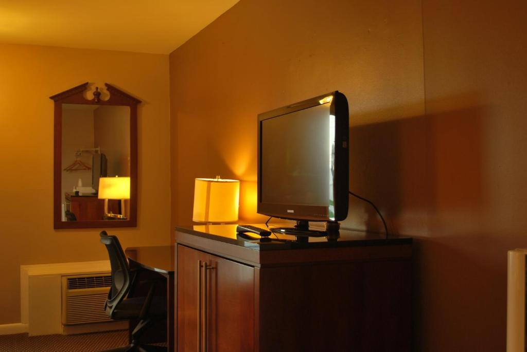 Relax Inn Watertown Bagian luar foto