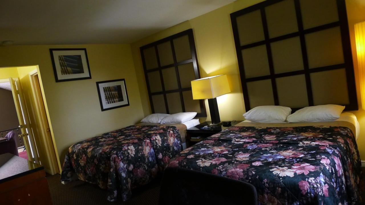 Relax Inn Watertown Bagian luar foto
