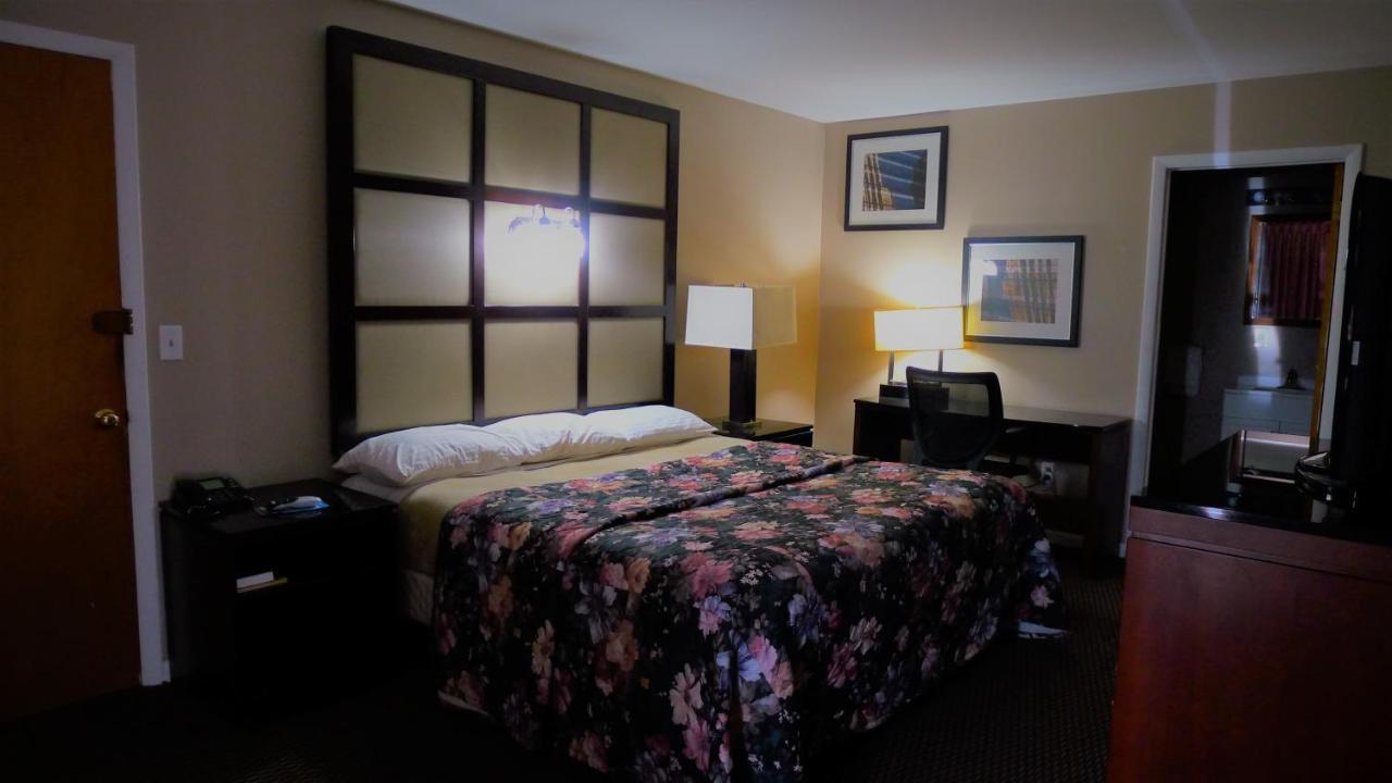 Relax Inn Watertown Bagian luar foto