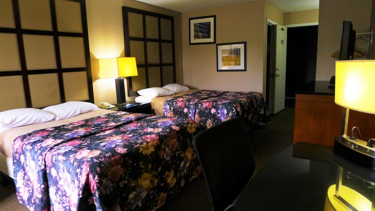 Relax Inn Watertown Bagian luar foto
