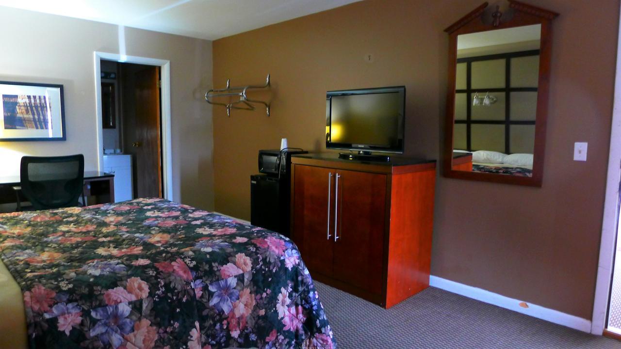 Relax Inn Watertown Bagian luar foto