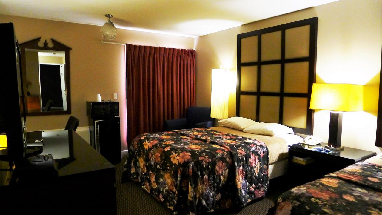Relax Inn Watertown Bagian luar foto