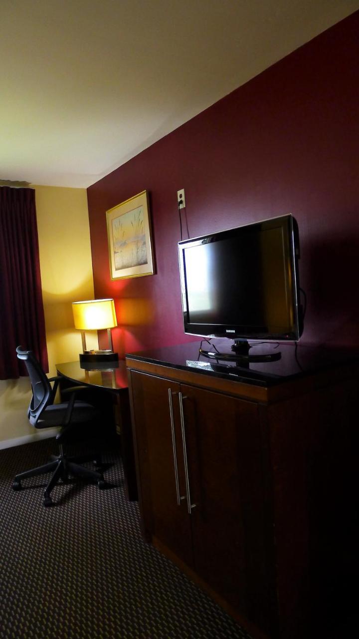 Relax Inn Watertown Bagian luar foto