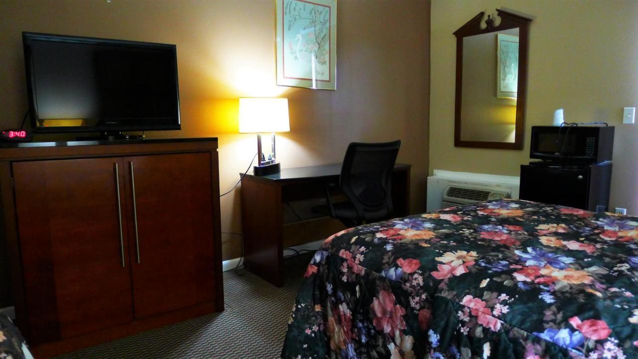 Relax Inn Watertown Bagian luar foto